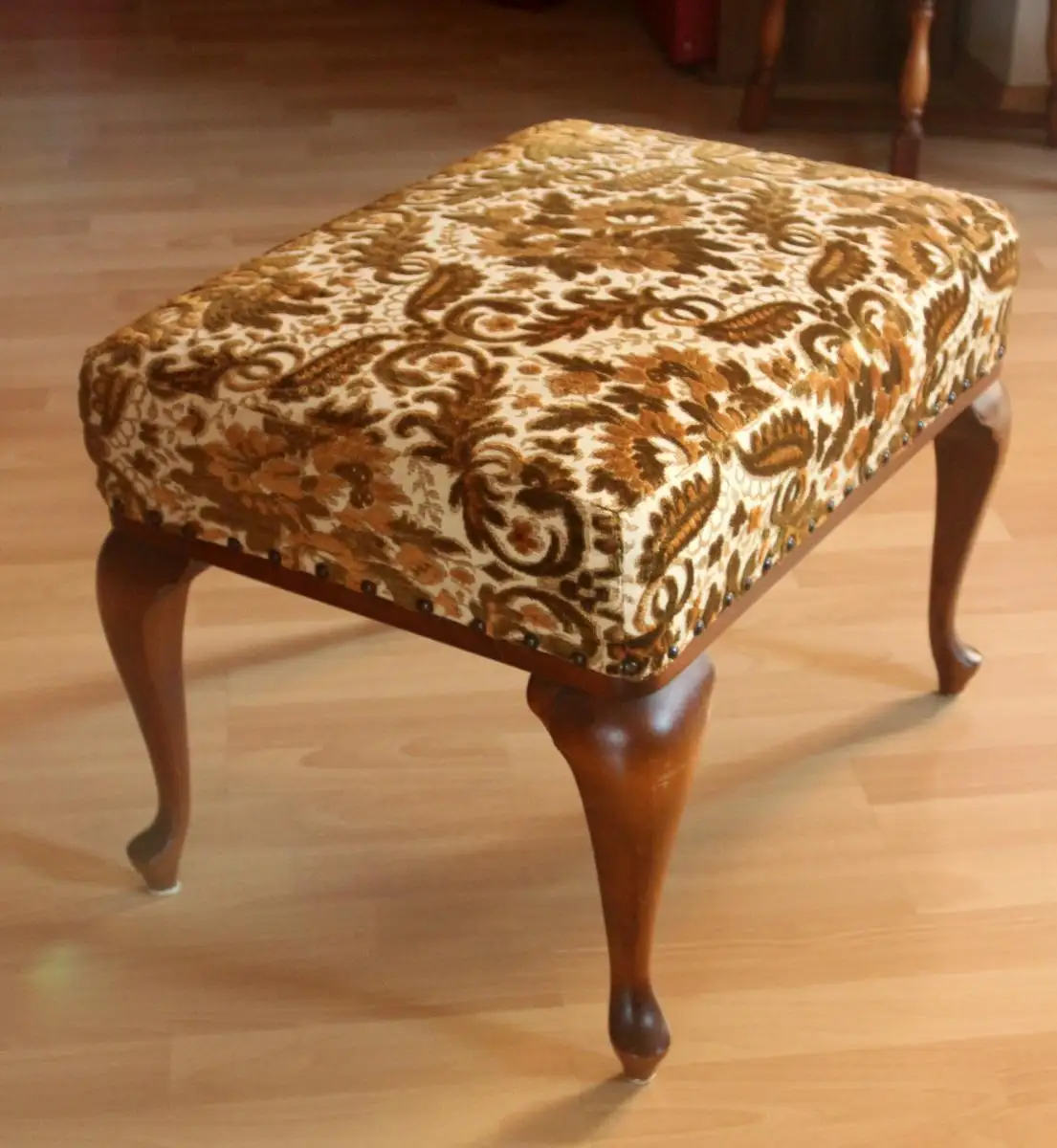 1960s Schminkhocker, Schlafzimmerhocker aus Holz im Chippendale-Style mit Polsterung, Vintage 3