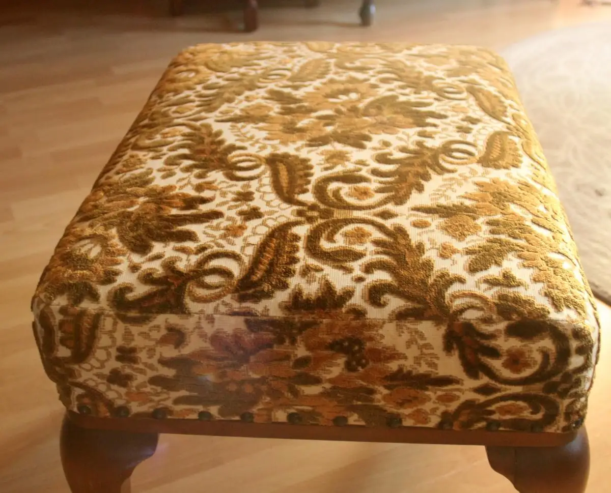 1960s Schminkhocker, Schlafzimmerhocker aus Holz im Chippendale-Style mit Polsterung, Vintage 4
