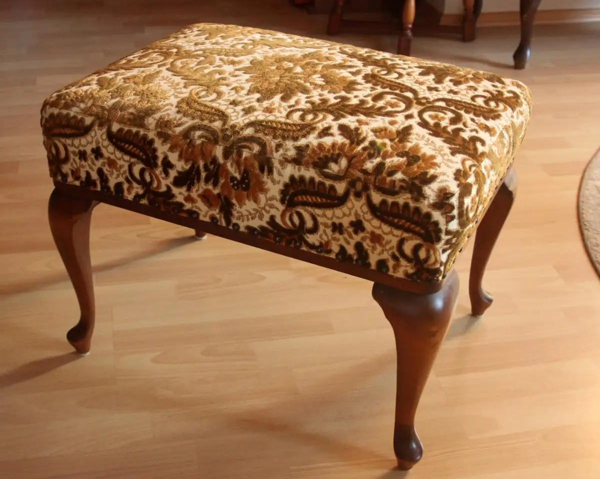 1960s Schminkhocker, Schlafzimmerhocker aus Holz im Chippendale-Style mit Polsterung, Vintage 5