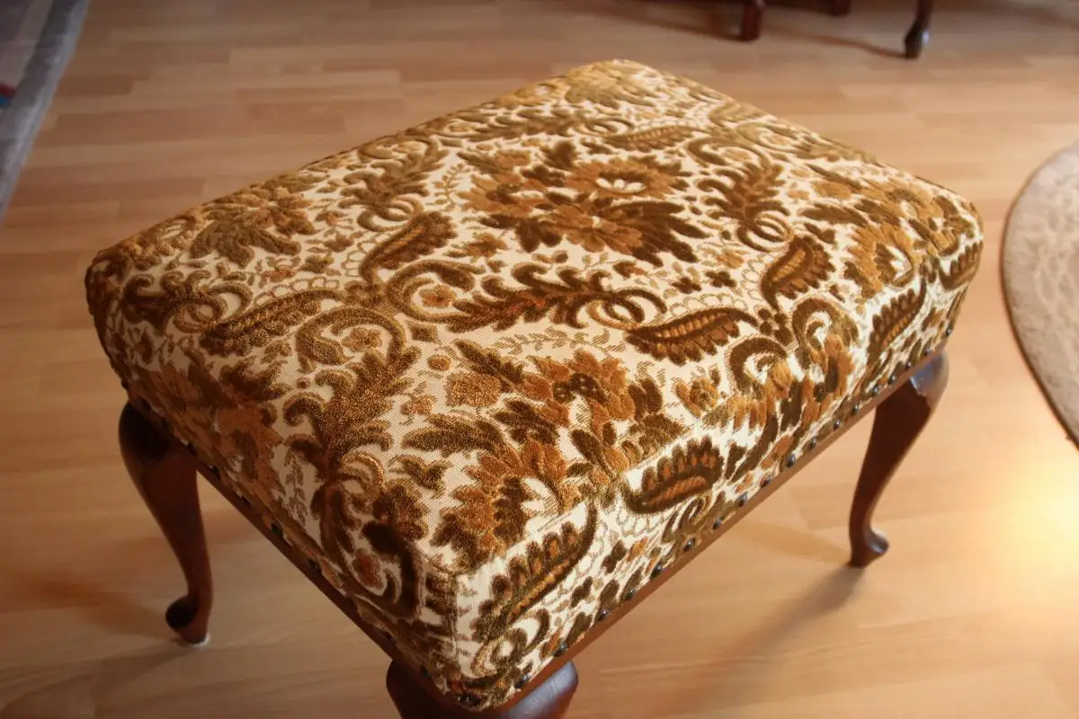 1960s Schminkhocker, Schlafzimmerhocker aus Holz im Chippendale-Style mit Polsterung, Vintage 6