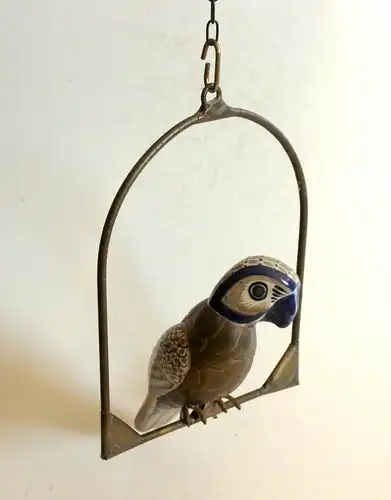 Sehr schöner Vogel aus Metall und Keramik auf Messing-Schaukel zum Aufhängen - tolles Kunst- u. Deko-Objekt, Vintage