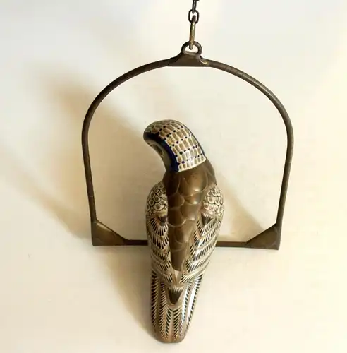 Sehr schöner Vogel aus Metall und Keramik auf Messing-Schaukel zum Aufhängen - tolles Kunst- u. Deko-Objekt, Vintage