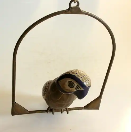 Sehr schöner Vogel aus Metall und Keramik auf Messing-Schaukel zum Aufhängen - tolles Kunst- u. Deko-Objekt, Vintage
