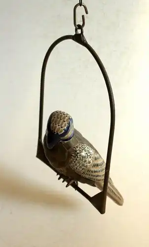 Sehr schöner Vogel aus Metall und Keramik auf Messing-Schaukel zum Aufhängen - tolles Kunst- u. Deko-Objekt, Vintage