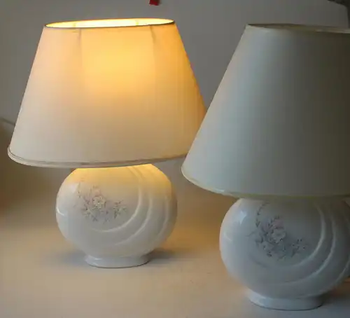 2 Nachttischlampen als Set im romantischen Charme der 1970er, Keramik - Stoff, Vintage