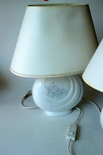 2 Nachttischlampen als Set im romantischen Charme der 1970er, Keramik - Stoff, Vintage
