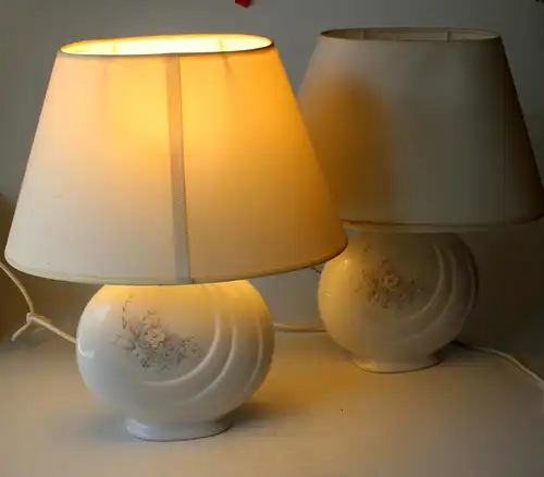 2 Nachttischlampen als Set im romantischen Charme der 1970er, Keramik - Stoff, Vintage