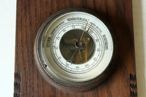 Antike handgeschnitzte Wetterstation aus den 1920ern - Thermometer Temperaturanzeige Celsius und Reaumur + Barometer