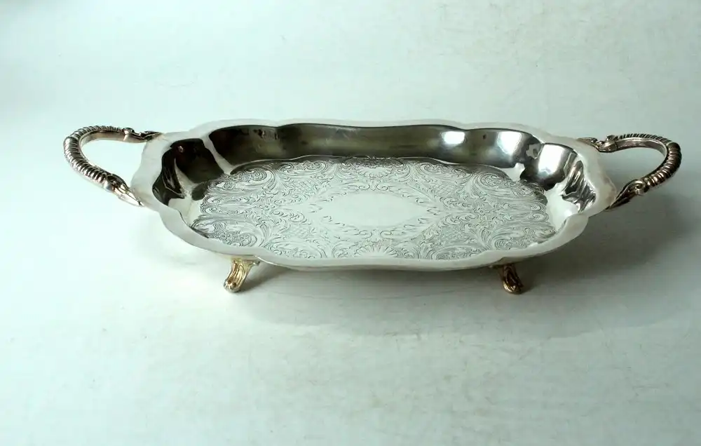 Englisches Serviertablett auf Füßen - Lancaster Silver on copper - gemarkt - Rocaillen und Blütendekor - Vintage aus den 1950ern 0