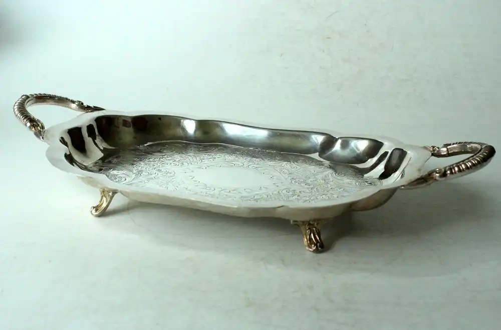 Englisches Serviertablett auf Füßen - Lancaster Silver on copper - gemarkt - Rocaillen und Blütendekor - Vintage aus den 1950ern 2
