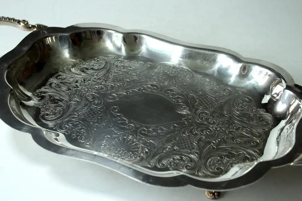 Englisches Serviertablett auf Füßen - Lancaster Silver on copper - gemarkt - Rocaillen und Blütendekor - Vintage aus den 1950ern 3