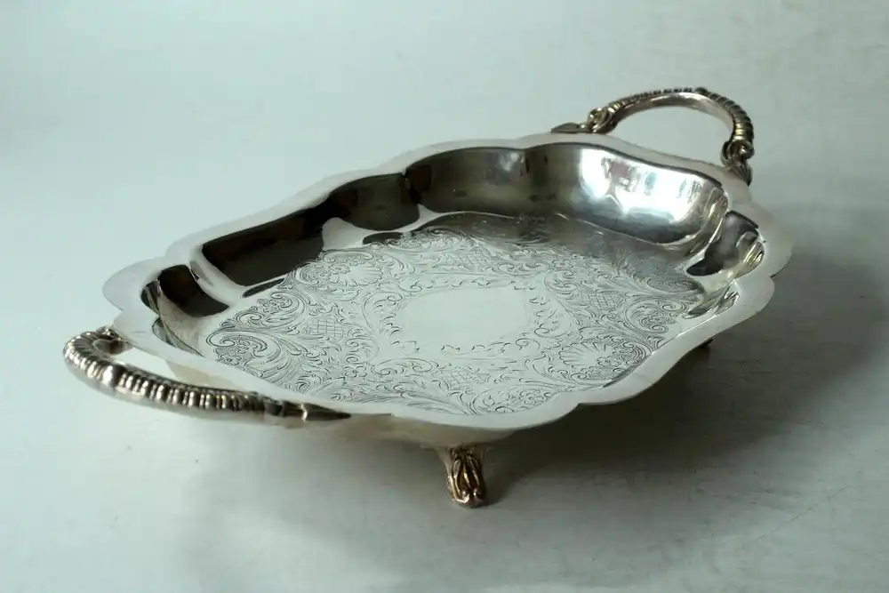 Englisches Serviertablett auf Füßen - Lancaster Silver on copper - gemarkt - Rocaillen und Blütendekor - Vintage aus den 1950ern 4