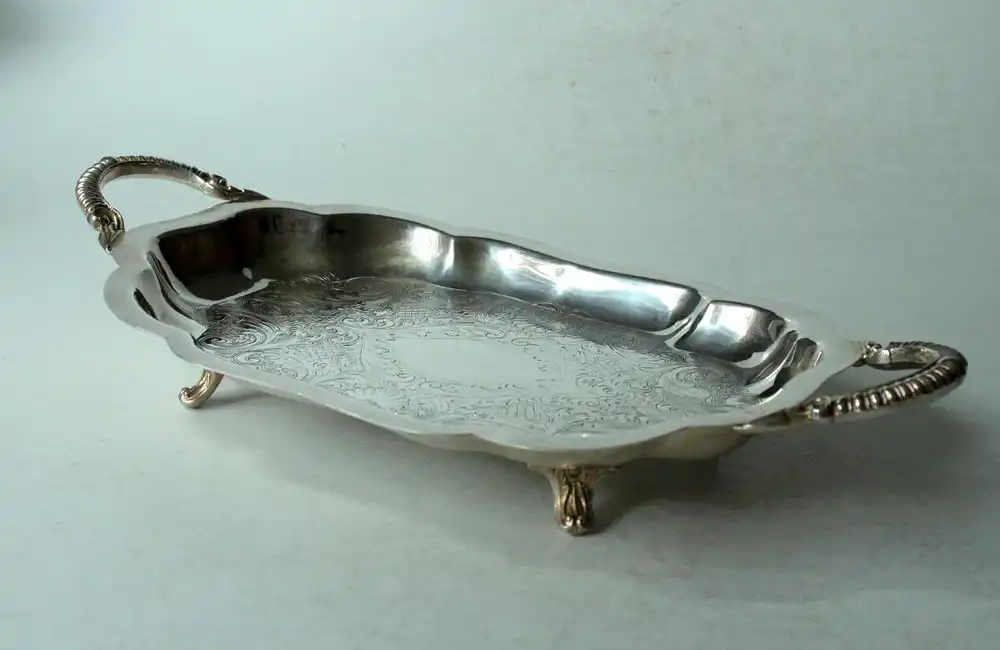 Englisches Serviertablett auf Füßen - Lancaster Silver on copper - gemarkt - Rocaillen und Blütendekor - Vintage aus den 1950ern 5