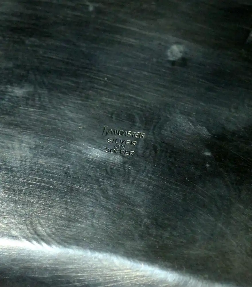 Englisches Serviertablett auf Füßen - Lancaster Silver on copper - gemarkt - Rocaillen und Blütendekor - Vintage aus den 1950ern 7