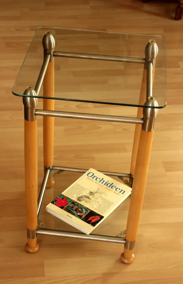 Beistelltisch aus den 1980ern, ideal auch als Blumenhocker,  mit zwei Glasplatten, Holz, Metall, Glas, Vintage 1