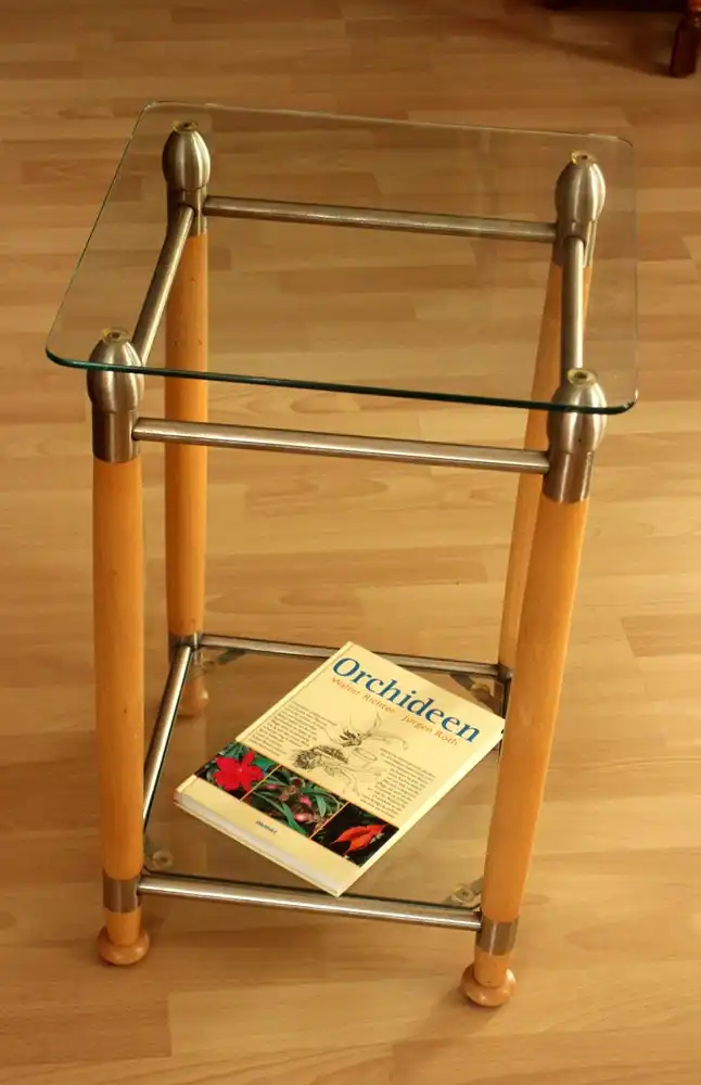 Beistelltisch aus den 1980ern, ideal auch als Blumenhocker,  mit zwei Glasplatten, Holz, Metall, Glas, Vintage 1