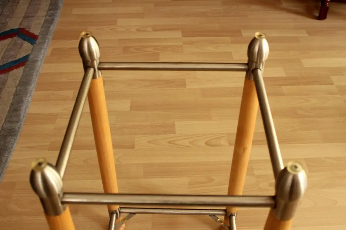 Beistelltisch aus den 1980ern, ideal auch als Blumenhocker,  mit zwei Glasplatten, Holz, Metall, Glas, Vintage 5