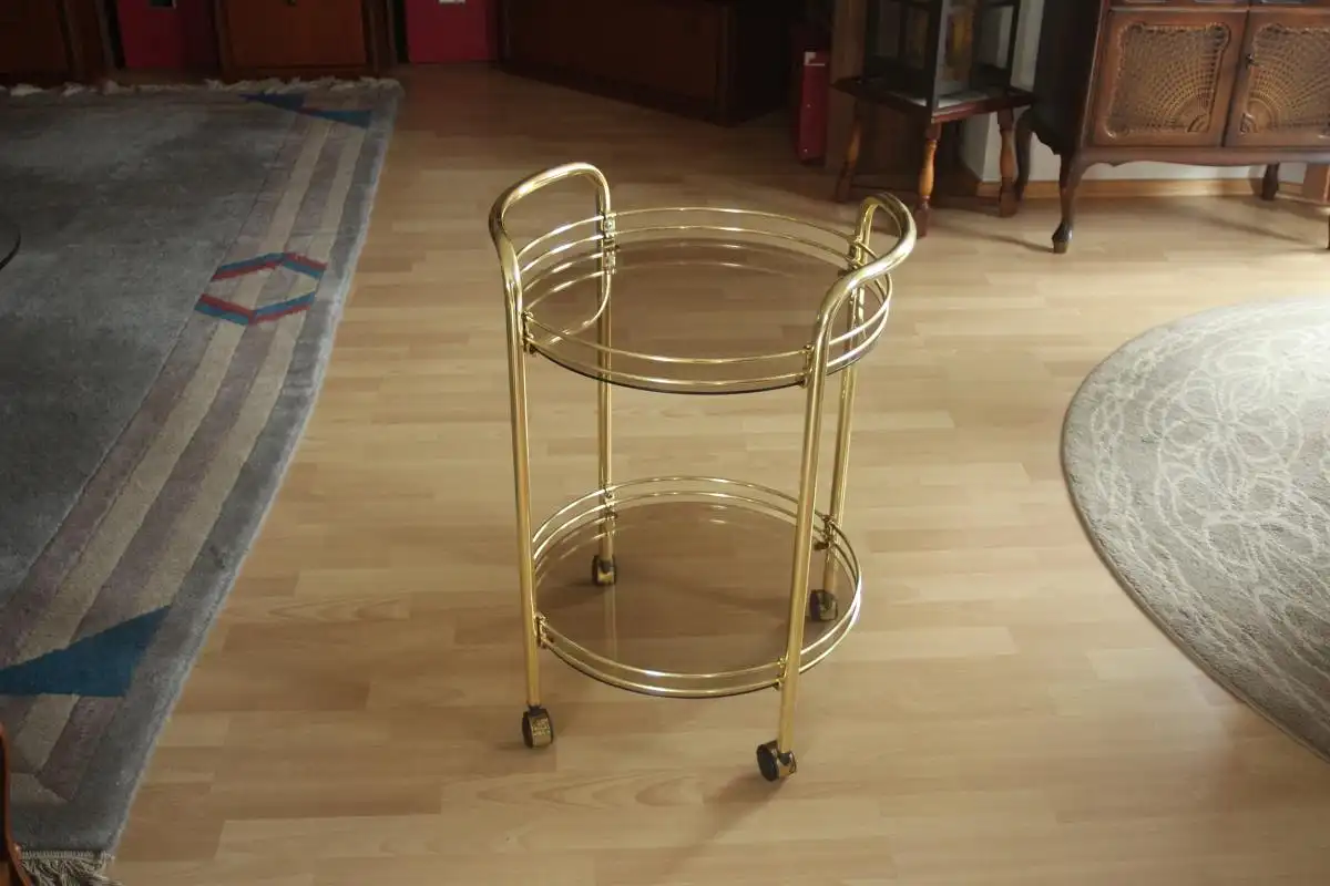 Runder Barwagen - Servierwagen - Messing Metall 2-etagig mit Rauchglas-Scheiben - Vintage aus den 1960ern 0