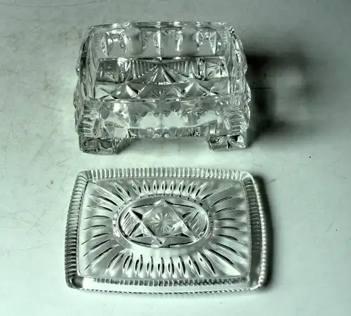 Antike Butterdose - Konfektdose - aus geschliffenem Glas mit Haube - Art Deco Stil - Bonbonniere aus den 1930ern