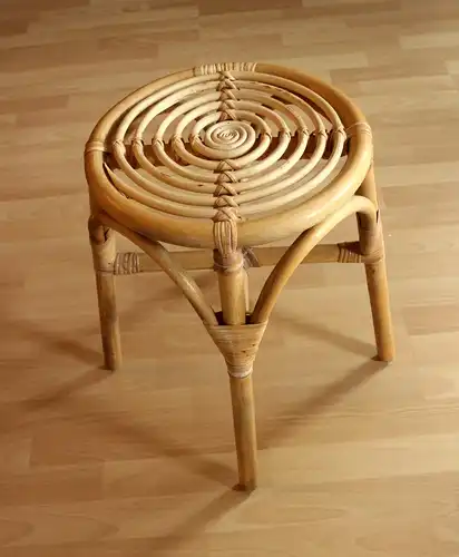 Schöner Blumenhocker, Sitzhocker Rattan Bambus Handarbeit geflochten, Vintage aus den 1970ern