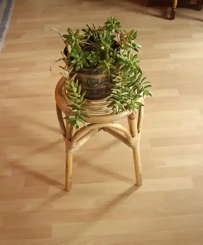 Schöner Blumenhocker, Sitzhocker Rattan Bambus Handarbeit geflochten, Vintage aus den 1970ern