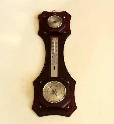 Mid Century Wetterstation aus Leder, Metall und Glas - Thermometer, Hygrometer, Barometer, Temperaturanzeige in Celsius und Fahrenheit, Vintage