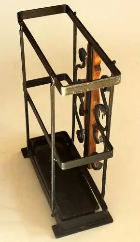 Schwerer Schirmständer Schmiedeeisen schwarz mit Holzverzierung, Vintage aus den 1950ern