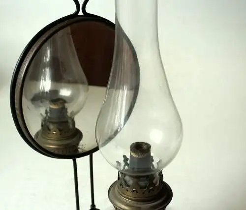 1870s - Antike Öllampe mit Glasschirm, Wandhalterung und Spiegel, Petroleumlampe mit Docht, in sehr gutem Zustand