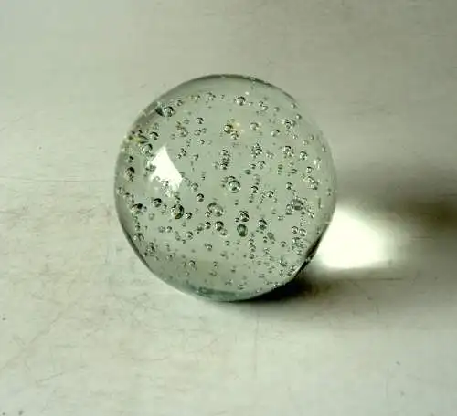 Schwere Glaskugel - Briefbeschwerer - paperweight - Kristallglas - Sonnenfänger mit Luftblasen - Vintage aus den 70ern 