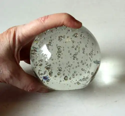 Schwere Glaskugel - Briefbeschwerer - paperweight - Kristallglas - Sonnenfänger mit Luftblasen - Vintage aus den 70ern 
