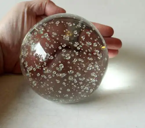 Schwere Glaskugel - Briefbeschwerer - paperweight - Kristallglas - Sonnenfänger mit Luftblasen - Vintage aus den 70ern 