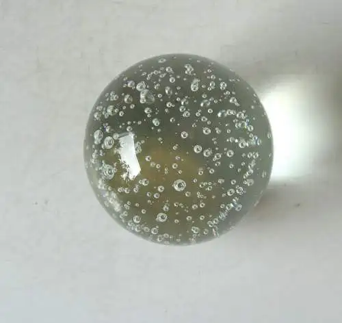 Schwere Glaskugel - Briefbeschwerer - paperweight - Kristallglas - Sonnenfänger mit Luftblasen - Vintage aus den 70ern 