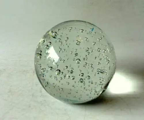 Schwere Glaskugel - Briefbeschwerer - paperweight - Kristallglas - Sonnenfänger mit Luftblasen - Vintage aus den 70ern 