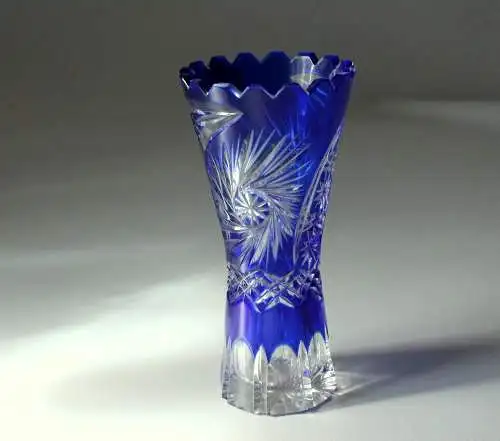 Vase aus böhmischem Kristallglas - graviert - kobaltblau - Vintage aus den 1950ern - Mid Century