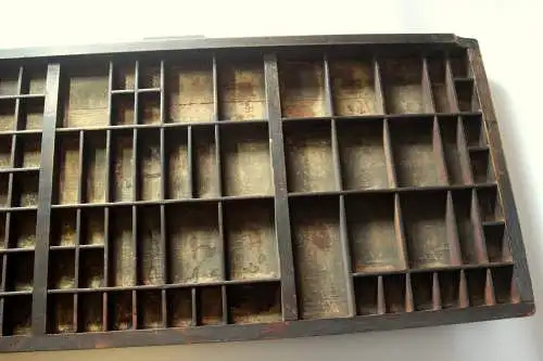 1930s antiker Setzkasten - Wandregal - Druckerschublade - Holz mit Metallgriff - Sortierkasten - wall shelf