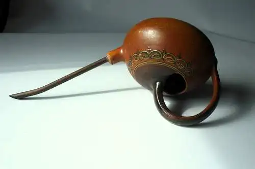 Formschöne handgearbeitete Gießkanne aus Keramik, Ton und Metall, Vintage aus den 1970ern