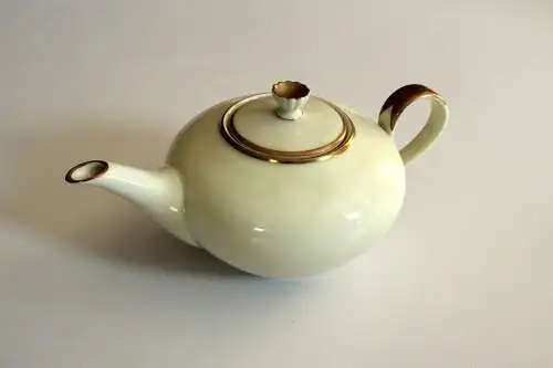 Attraktive Teekanne aus bayrischem Qualitäts-Porzellan - Elfenbein-Weiß - Gold - Vintage aus den 1950ern