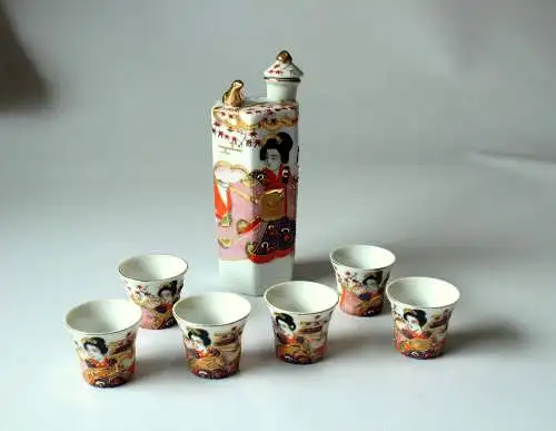 Asiatisches Sake-Set  bestehend aus Sake-Flasche und 6 Sake Tassen - vermutlich aus Japan - Vintage aus den 1960ern