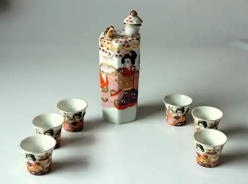 Asiatisches Sake-Set  bestehend aus Sake-Flasche und 6 Sake Tassen - vermutlich aus Japan - Vintage aus den 1960ern