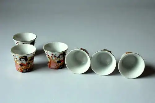 Asiatisches Sake-Set  bestehend aus Sake-Flasche und 6 Sake Tassen - vermutlich aus Japan - Vintage aus den 1960ern