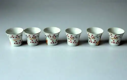 Asiatisches Sake-Set  bestehend aus Sake-Flasche und 6 Sake Tassen - vermutlich aus Japan - Vintage aus den 1960ern