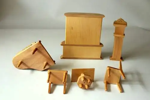 Miniatur-Wohnzimmermöbel für die Puppenstube aus Holz - 6-teiliges Set - Spielzeug aus den 1970ern, Vintage