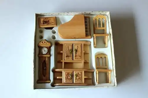 Miniatur-Wohnzimmermöbel für die Puppenstube aus Holz - 6-teiliges Set - Spielzeug aus den 1970ern, Vintage