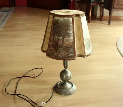 Tolle Mid Century Tischlampe - Wohnzimmerlampe - Lampe auf Zinnfuß - mit Jagdmotiven - Vintage aus den 1960ern