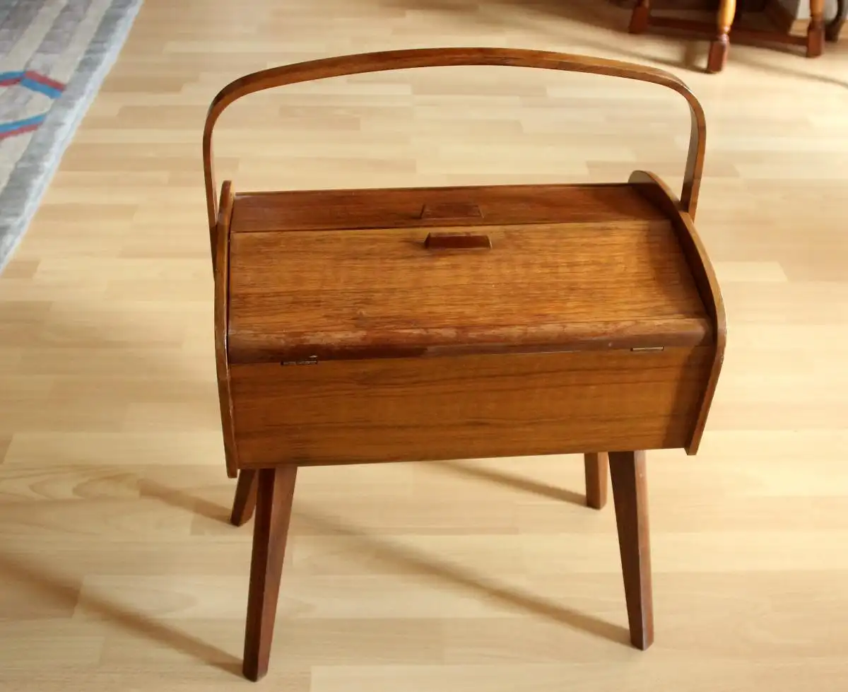1950s Nähkasten auf Beinen, Handarbeit, Vintage 0