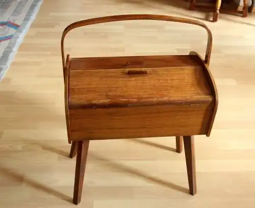 1950s Nähkasten auf Beinen, Handarbeit, Vintage