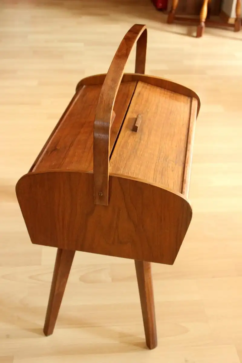 1950s Nähkasten auf Beinen, Handarbeit, Vintage 1