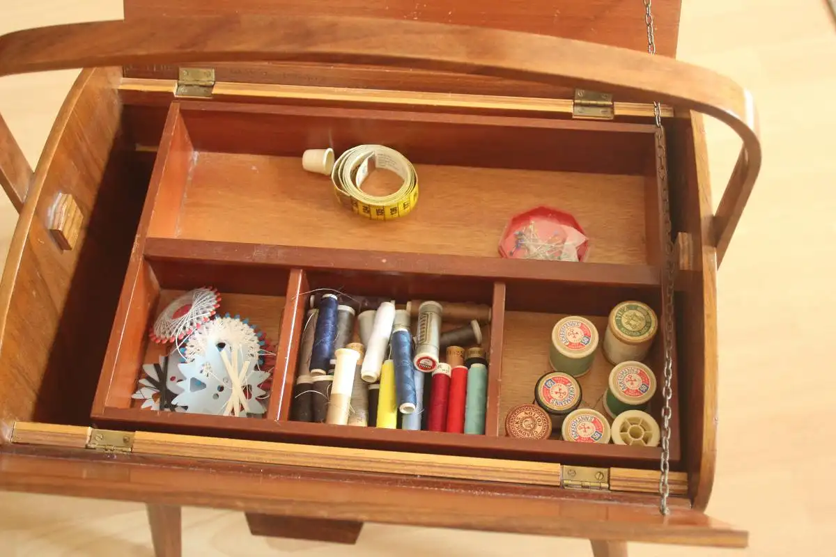 1950s Nähkasten auf Beinen, Handarbeit, Vintage 3