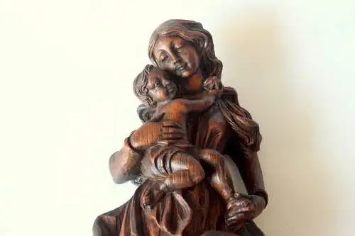 Mutter Gottes mit Kind - handgeschnitzt - Holz - Madonnenskulptur - Vintage