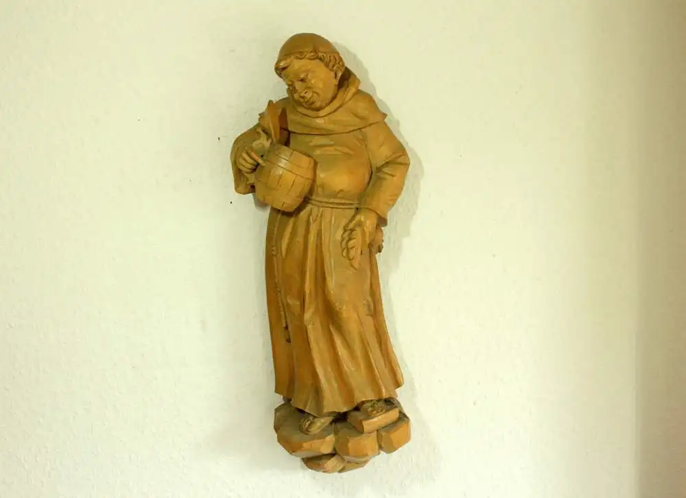 Holzskulptur Mönch mit Humpen handgeschnitzt monogrammiert KK - tolle Deko für Weingut, Weinverkaufsraum, Gasthof 0